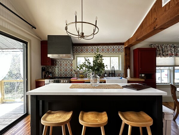 Mikrobølgeovn, oppvaskmaskin, brødrister og kjøkkenutstyr