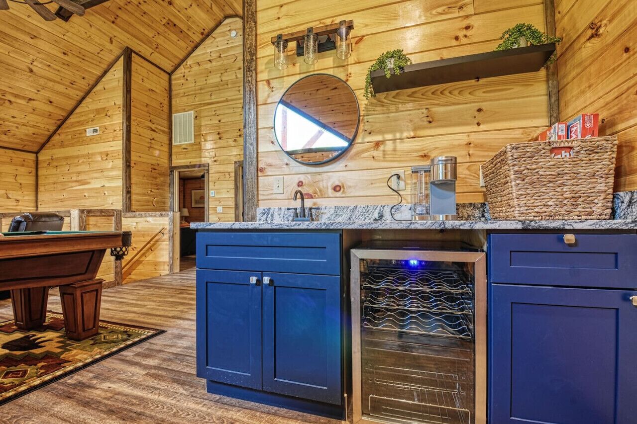 Un intérieur en bois comprenant un espace cuisine équipé d’un évier, de placards et d’un four encastré.