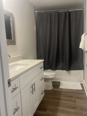 Haartrockner, Handtücher, Seife, Shampoo