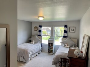 4 bedrooms, desk, iron/ironing board, travel crib - Stunning Open Floor Plan Escape! (Whitefish)