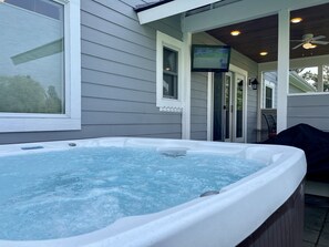 Outdoor spa tub - Stunning Open Floor Plan Escape! (Whitefish)