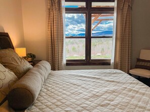 4 chambres, fer et planche à repasser, lit de bébé portatif