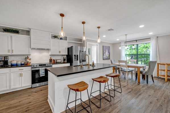 Geladeira, micro-ondas, fogão, cooktop