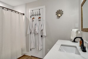 Haartrockner, Handtücher, Seife, Shampoo
