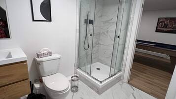 Douche, sèche-cheveux, serviettes fournies, savon