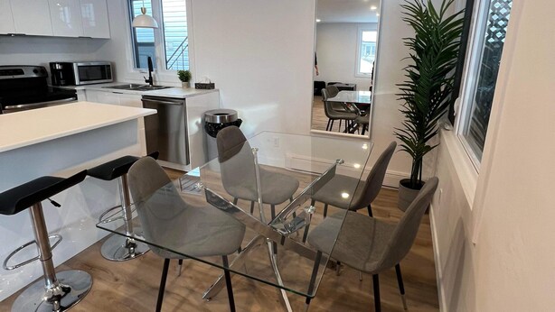 Dining - Le Eleven 55 Billard 5 Lits (Trois-Rivières)