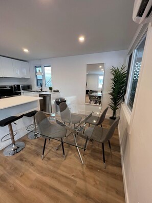 Dining - Le Eleven 55 Billard 5 Lits (Trois-Rivières)