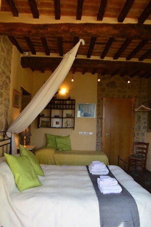 4 عدّة غرف نوم ومكواة/لوح كي وملاءات أسرّة