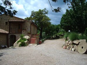 المنطقة المحيطة بالمنشأة