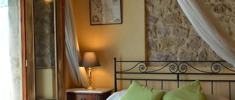 4 makuuhuonetta, silitysrauta/-lauta, vuodevaatteet