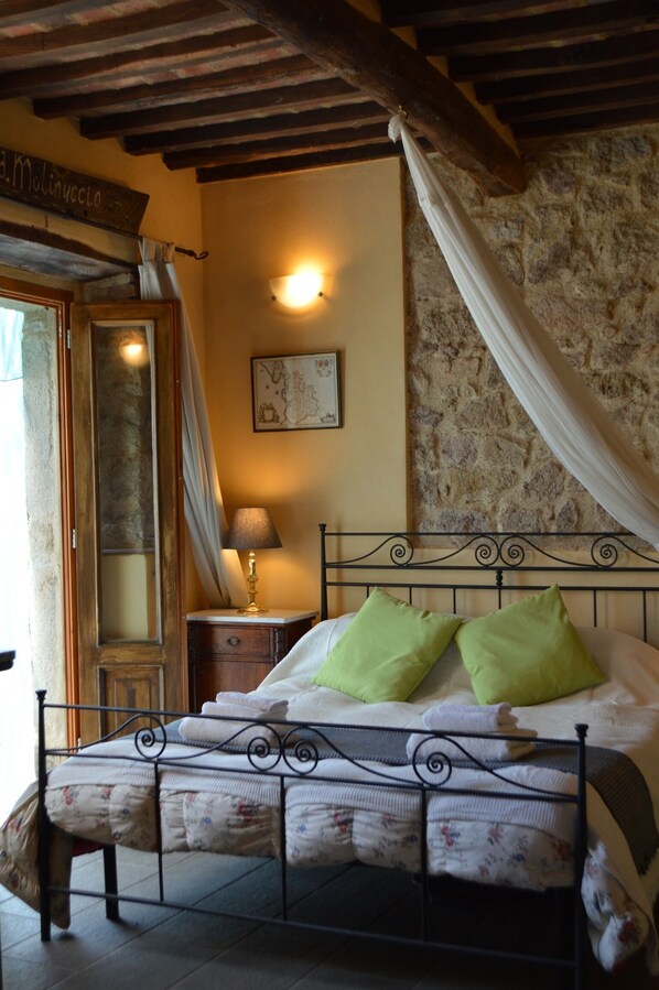 4 bedrooms, iron/ironing board, bed sheets