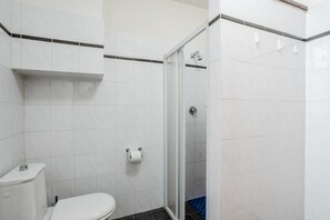 Dusche, Haartrockner, Bidet, Handtücher