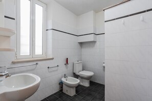Regadera, secadora de cabello, bidet, toallas