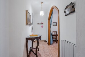 Interior - Cozy 70 sqm apartment, which can comfortably accommodate 5 people, located on the ground floor of a building without a lift. This fully domotic property overlooks Via Santa Croce, one of the main streets of Lucca, and is within walking distance of the ma (Lucca)