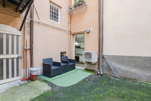 Property grounds - Cozy 70 sqm apartment, which can comfortably accommodate 5 people, located on the ground floor of a building without a lift. This fully domotic property overlooks Via Santa Croce, one of the main streets of Lucca, and is within walking distance of the ma (Lucca)