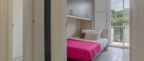 2 bedrooms, iron/ironing board, WiFi