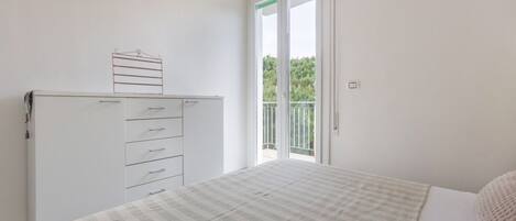 2 bedrooms, iron/ironing board, WiFi