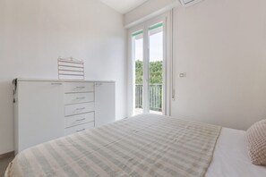 2 bedrooms, iron/ironing board, WiFi