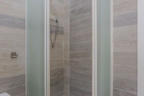 Douche, sèche-cheveux, bidet, serviettes fournies
