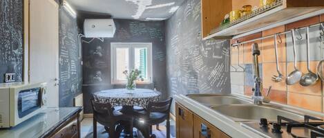 Microondas, horno, placa de cocina, utensilios de cocina