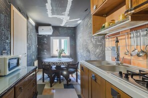 Microondas, horno, parrilla de estufa y utensilios de cocina 