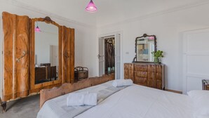 Unclassified image, 3 of 25, button - Roomy apartment of about 110 sqm, with characteristic finishes, able to accommodate up to 10 people, located on the third floor of a renovated building (NO lift). The property is located in the center of Palermo, in a Restricted-Traffic Area, a short dis (Palermo)
