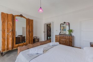 5 chambres, fer et planche à repasser, draps fournis