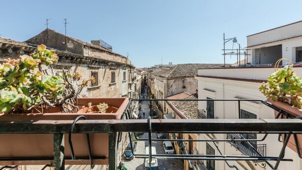 Unclassified image, 1 of 25, button - Roomy apartment of about 110 sqm, with characteristic finishes, able to accommodate up to 10 people, located on the third floor of a renovated building (NO lift). The property is located in the center of Palermo, in a Restricted-Traffic Area, a short dis (Palermo)