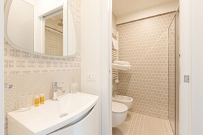 Shower, bidet - GuestHost - Renovated studio apartment with all amenities! (Milano)