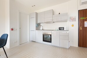 Microwave, oven, dishwasher - GuestHost - Renovated studio apartment with all amenities! (Milano)