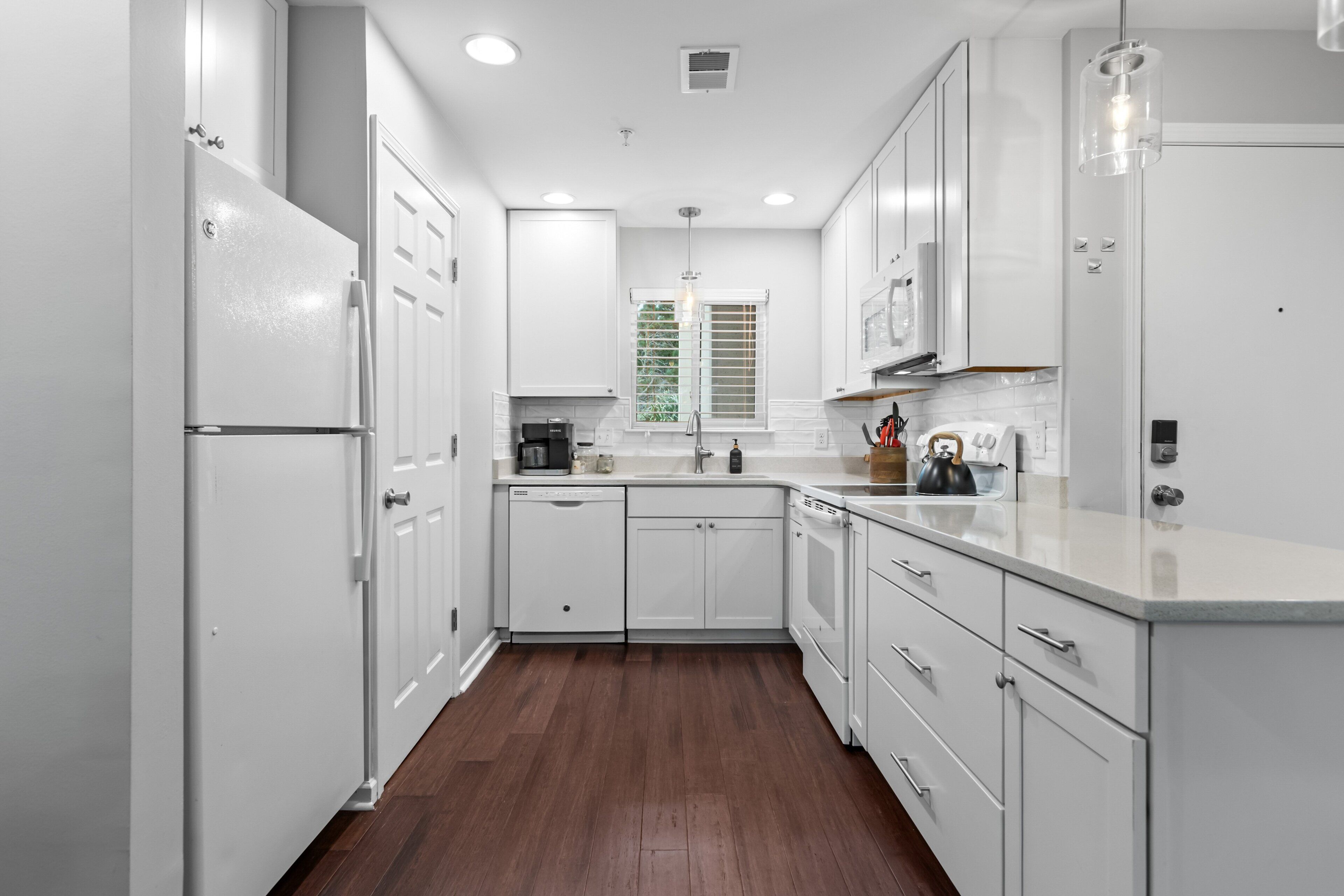 冰箱、微波炉、烤箱、炉灶