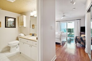 Combined shower/tub, towels