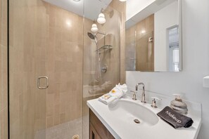 Ensemble baignoire-douche, séchoir à cheveux, serviettes fournies