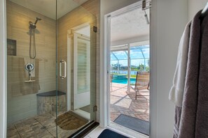 Shower, hair dryer, towels - VILLA MIKADO – HEATED POOL & SPA | GULF ACCESS | BOAT RENTAL + TOURS VOUCHER INCL. (Cape Coral)