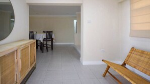 A room with a dining area, a wooden bench, and a mirror. - 3 min walk to beach - Bella Figura (5 bed) (Hastings)