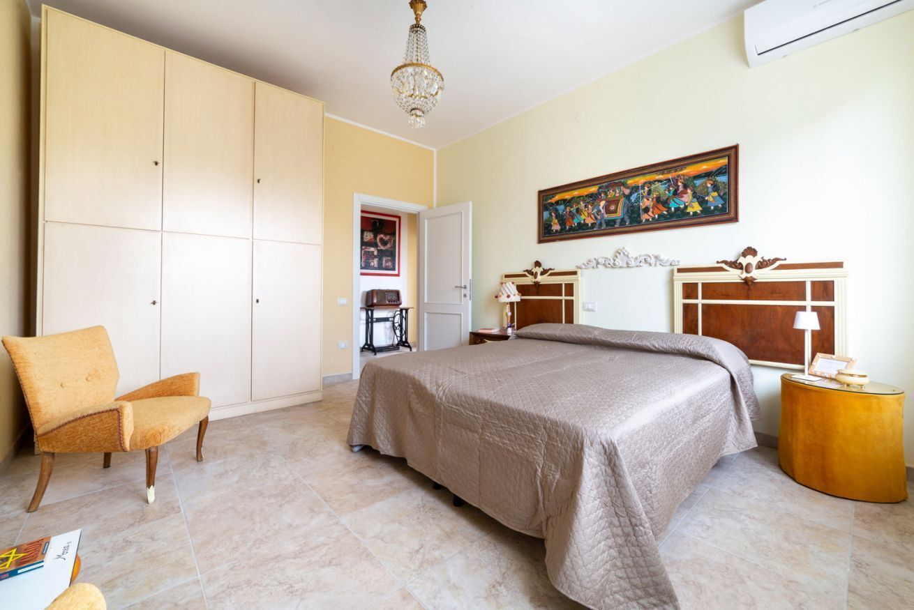 3 bedrooms, desk, WiFi, bed sheets