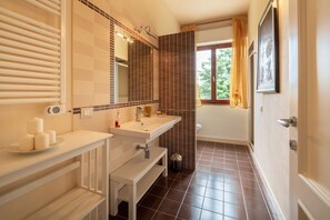 Een douche, een haardroger, een bidet, handdoeken