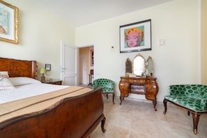 3 bedrooms, desk, WiFi, bed sheets