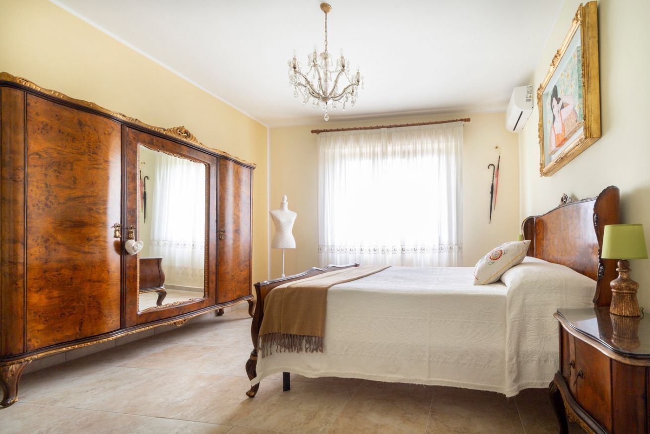 3 bedrooms, desk, WiFi, bed sheets