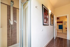 Dusche, Haartrockner, Bidet, Handtücher