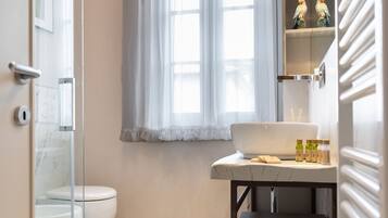 Doccia, asciugacapelli, bidet, asciugamani