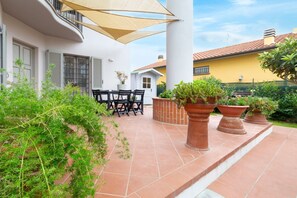 屋外ダイニングエリア