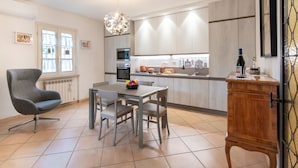 Una cocina moderna con comedor, una silla y un armario.