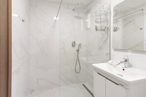 Deluxe Suite | Bathroom | Shower, free toiletries, hair dryer, towels - Hotel Diplomat (Budva)