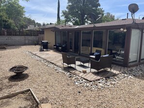 Outdoor dining - Spacious 4 Bedrooms, 3 full Bathrooms and close to Everything ABQ (Albuquerque)