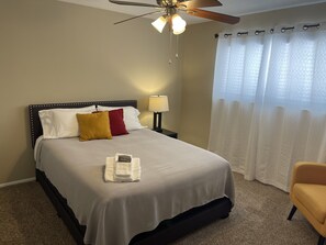 4 bedrooms, desk, iron/ironing board, travel crib - Spacious 4 Bedrooms, 3 full Bathrooms and close to Everything ABQ (Albuquerque)