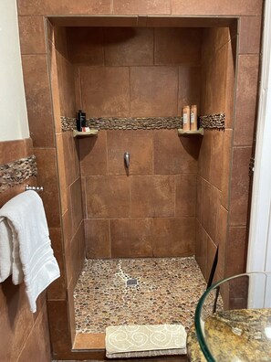 Dusche, Haartrockner, Handtücher, Seife