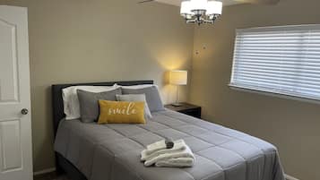 4 habitaciones, escritorio y tabla de planchar con plancha