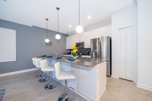 Fridge, microwave, oven, stovetop - (LT4435) Townhouse 4/3 Private Pool & Free Waterpark (Kissimmee)