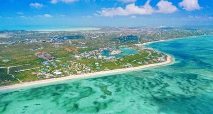Modern Condo w/ resort amenities. Steps from Grace Bay Beach
